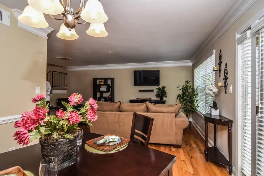 6980 Roswell Road Unit E1, Sandy Springs, Georgia 30328, 2 Bedrooms Bedrooms, ,1 BathroomBathrooms,Residential,Sold,6980 Roswell Road Unit E1,5706799