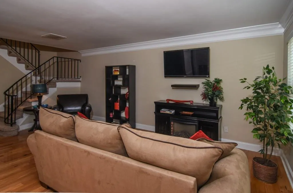 6980 Roswell Road Unit E1, Sandy Springs, Georgia 30328, 2 Bedrooms Bedrooms, ,1 BathroomBathrooms,Residential,Sold,6980 Roswell Road Unit E1,5706799