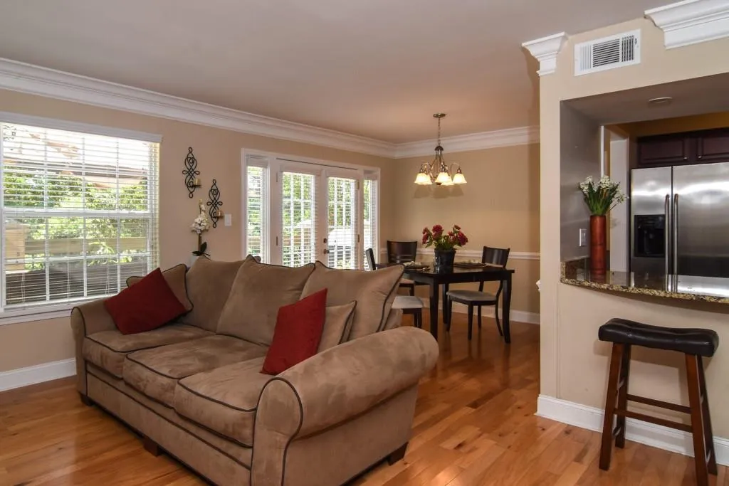 6980 Roswell Road Unit E1, Sandy Springs, Georgia 30328, 2 Bedrooms Bedrooms, ,1 BathroomBathrooms,Residential,Sold,6980 Roswell Road Unit E1,5706799