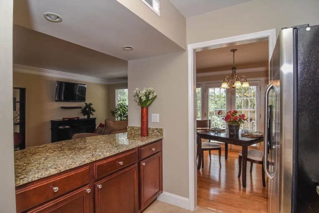 6980 Roswell Road Unit E1, Sandy Springs, Georgia 30328, 2 Bedrooms Bedrooms, ,1 BathroomBathrooms,Residential,Sold,6980 Roswell Road Unit E1,5706799