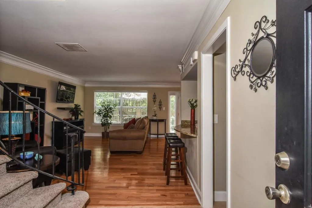 6980 Roswell Road Unit E1, Sandy Springs, Georgia 30328, 2 Bedrooms Bedrooms, ,1 BathroomBathrooms,Residential,Sold,6980 Roswell Road Unit E1,5706799