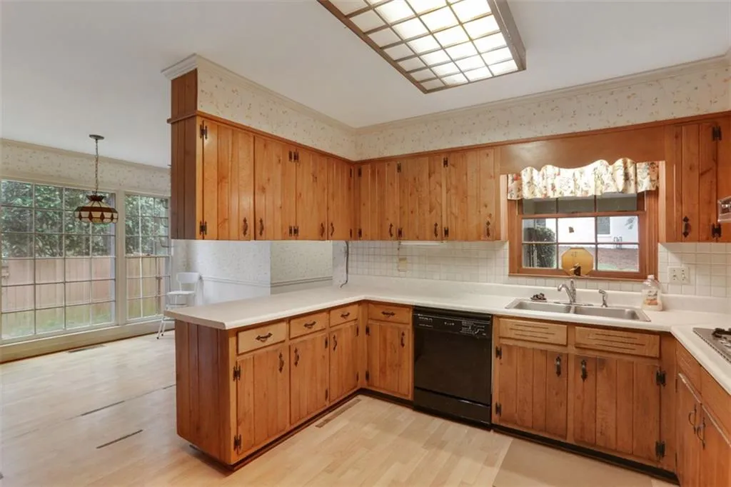 6185 Weatherly Drive, Sandy Springs, Georgia 30328, 4 Bedrooms Bedrooms, ,2 BathroomsBathrooms,Residential,Sold,6185 Weatherly Drive,6509784