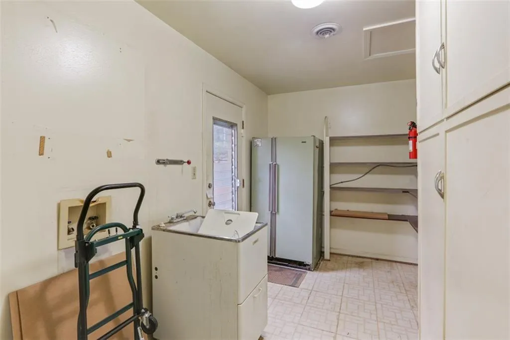 6185 Weatherly Drive, Sandy Springs, Georgia 30328, 4 Bedrooms Bedrooms, ,2 BathroomsBathrooms,Residential,Sold,6185 Weatherly Drive,6509784