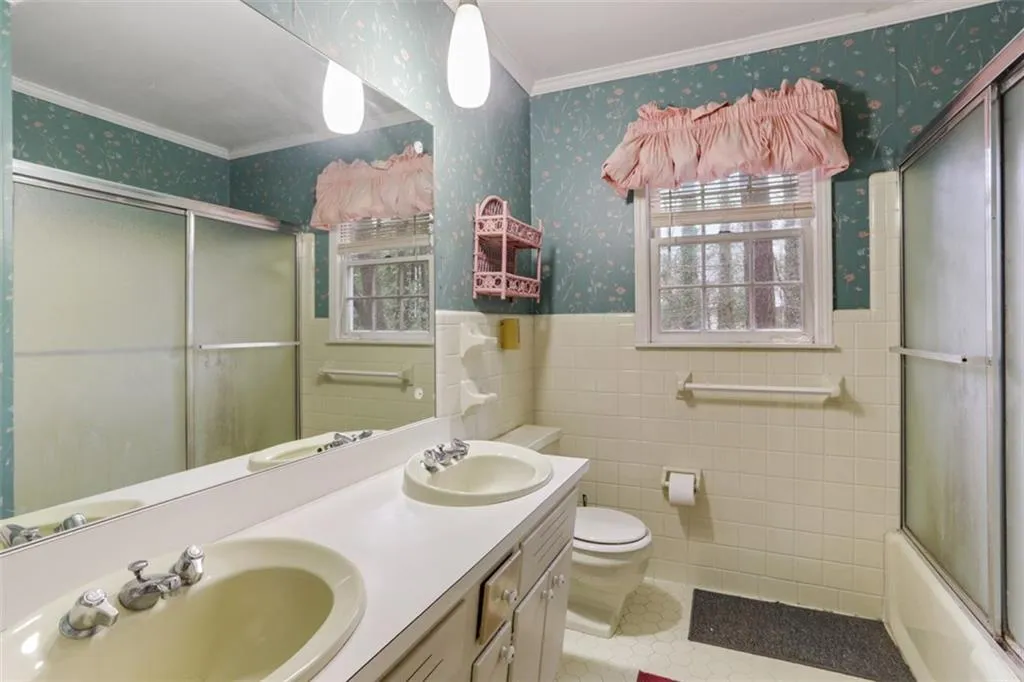 6185 Weatherly Drive, Sandy Springs, Georgia 30328, 4 Bedrooms Bedrooms, ,2 BathroomsBathrooms,Residential,Sold,6185 Weatherly Drive,6509784