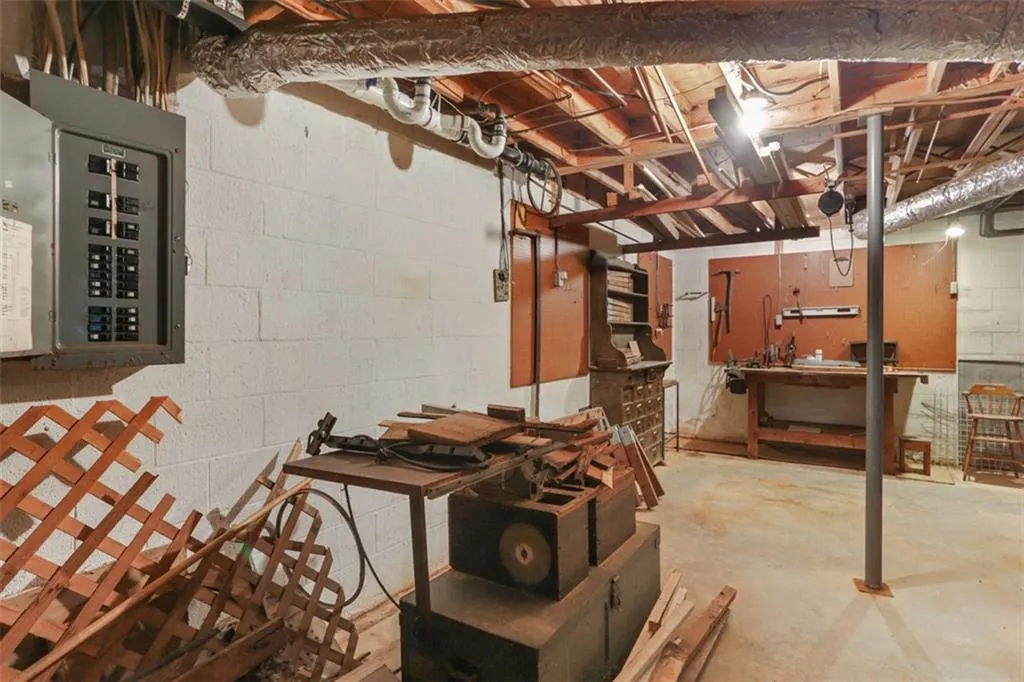 6185 Weatherly Drive, Sandy Springs, Georgia 30328, 4 Bedrooms Bedrooms, ,2 BathroomsBathrooms,Residential,Sold,6185 Weatherly Drive,6509784