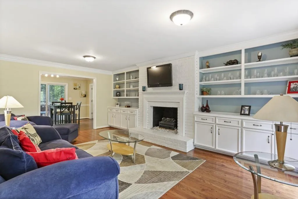 945 Buckhorn E, Sandy Springs, Georgia 30350, 5 Bedrooms Bedrooms, ,3 BathroomsBathrooms,Residential,Sold,945 Buckhorn E,6721618