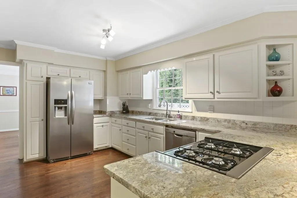 945 Buckhorn E, Sandy Springs, Georgia 30350, 5 Bedrooms Bedrooms, ,3 BathroomsBathrooms,Residential,Sold,945 Buckhorn E,6721618