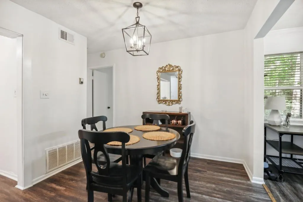 5159 Roswell Road Unit 1, Sandy Springs, Georgia 30342, 1 Bedroom Bedrooms, ,1 BathroomBathrooms,Residential,Sold,5159 Roswell Road Unit 1,7115201