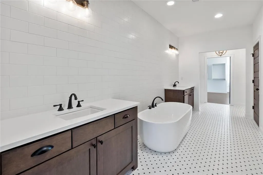 6619 Aria Boulevard Unit 118, Sandy Springs, Georgia 30328, 3 Bedrooms Bedrooms, ,4 BathroomsBathrooms,Residential,Sold,6619 Aria Boulevard Unit 118,6710513