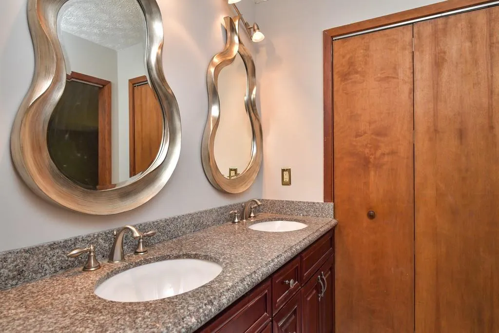 325 Skyridge Drive, Sandy Springs, Georgia 30350, 5 Bedrooms Bedrooms, ,4 BathroomsBathrooms,Residential,Sold,325 Skyridge Drive,6539376