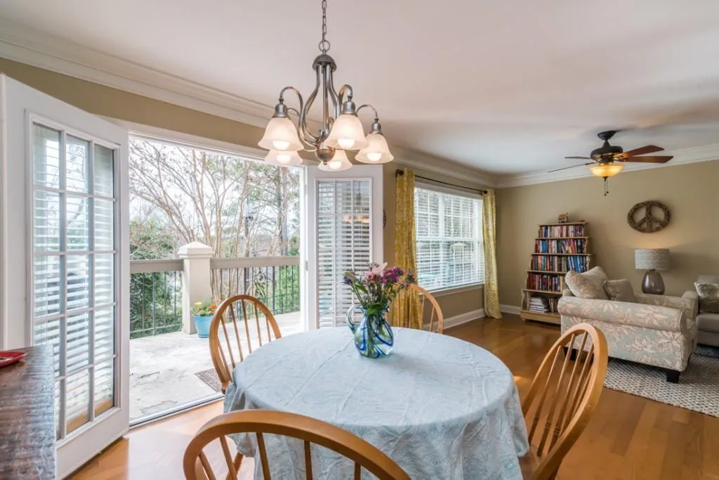 6980 Roswell Road Unit E2, Sandy Springs, Georgia 30328, 2 Bedrooms Bedrooms, ,2 BathroomsBathrooms,Residential,Sold,6980 Roswell Road Unit E2,5815649