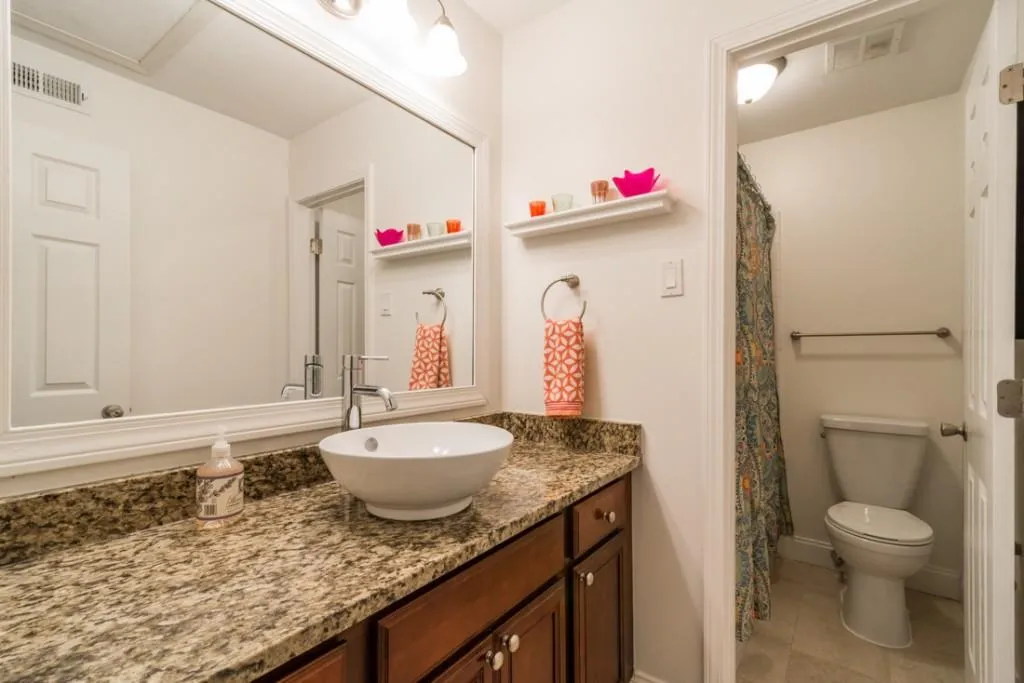 6980 Roswell Road Unit E2, Sandy Springs, Georgia 30328, 2 Bedrooms Bedrooms, ,2 BathroomsBathrooms,Residential,Sold,6980 Roswell Road Unit E2,5815649