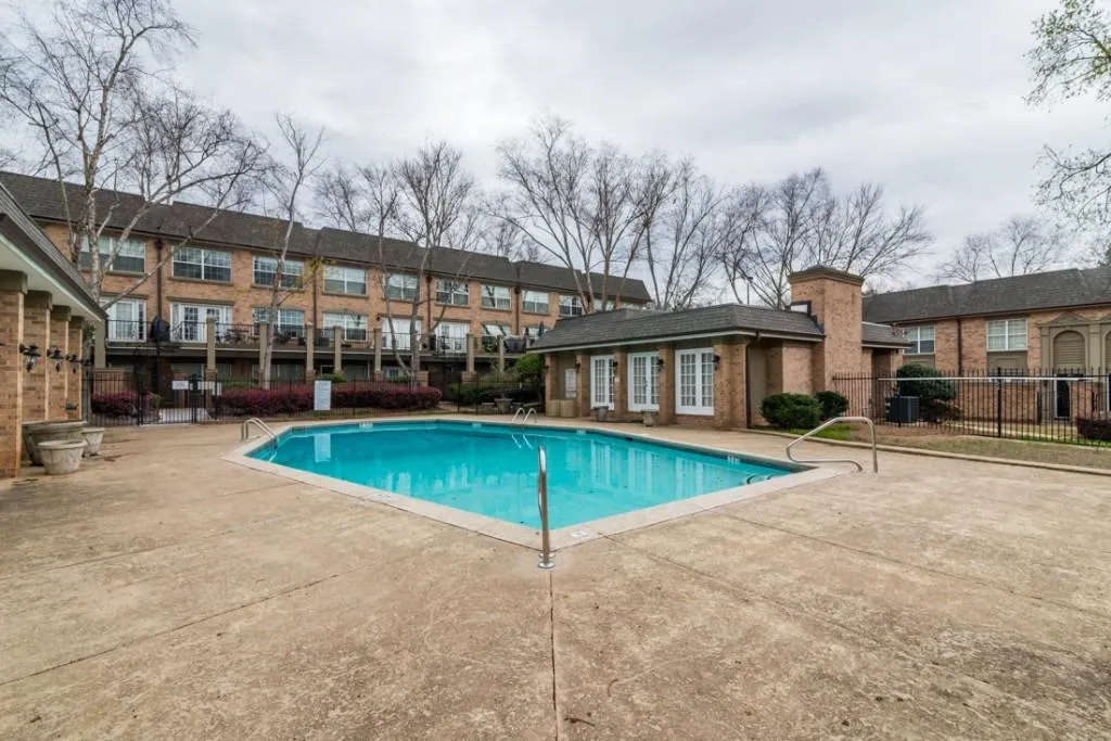 6980 Roswell Road Unit E2, Sandy Springs, Georgia 30328, 2 Bedrooms Bedrooms, ,2 BathroomsBathrooms,Residential,Sold,6980 Roswell Road Unit E2,5815649
