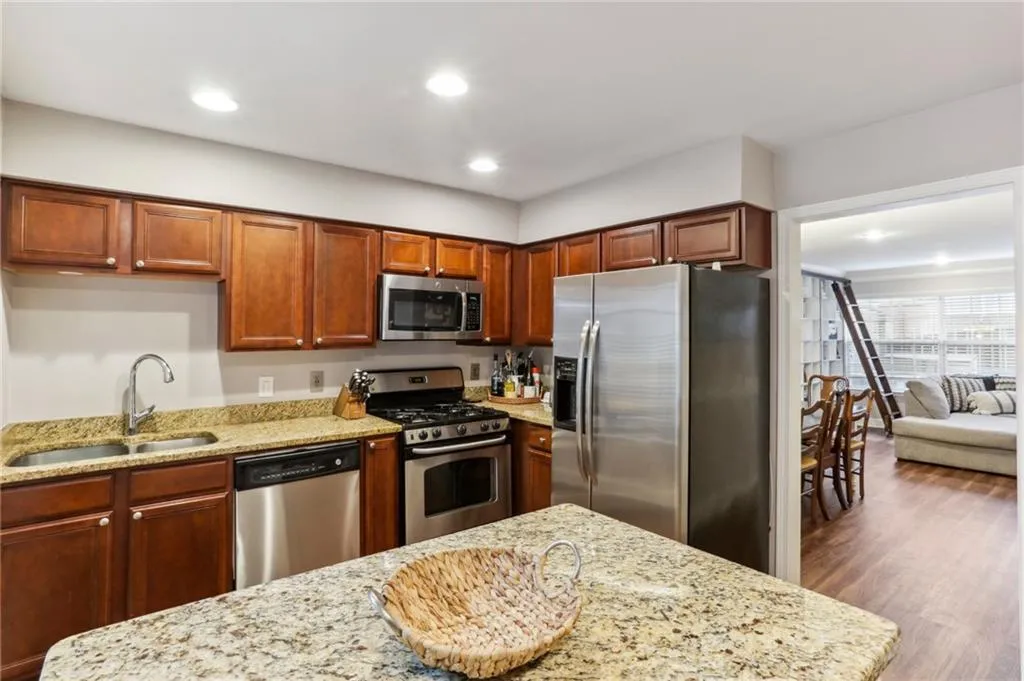 6980 Roswell Road Unit F7, Atlanta, Georgia 30328, 3 Bedrooms Bedrooms, ,2 BathroomsBathrooms,Residential,Sold,6980 Roswell Road Unit F7,7181676