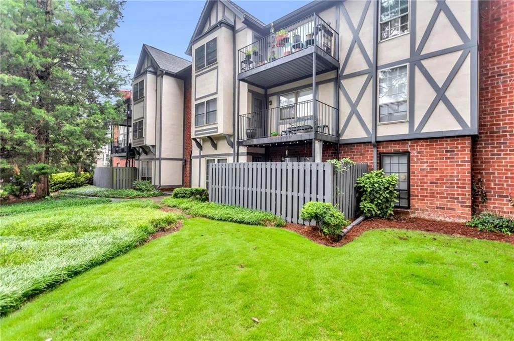 6851 Roswell Road Ne Unit Q17, Sandy Springs, Georgia 30328, 3 Bedrooms Bedrooms, ,2 BathroomsBathrooms,Residential,Sold,6851 Roswell Road Ne Unit Q17,7104980