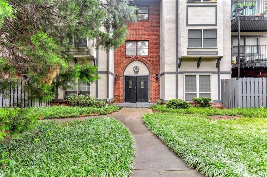 6851 Roswell Road Ne Unit Q17, Sandy Springs, Georgia 30328, 3 Bedrooms Bedrooms, ,2 BathroomsBathrooms,Residential,Sold,6851 Roswell Road Ne Unit Q17,7104980