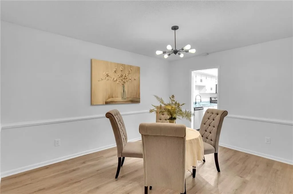 6851 Roswell Road Ne Unit Q17, Sandy Springs, Georgia 30328, 3 Bedrooms Bedrooms, ,2 BathroomsBathrooms,Residential,Sold,6851 Roswell Road Ne Unit Q17,7104980