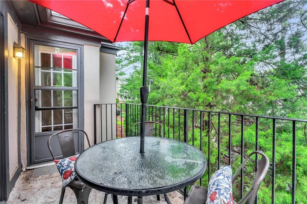 6851 Roswell Road Ne Unit Q17, Sandy Springs, Georgia 30328, 3 Bedrooms Bedrooms, ,2 BathroomsBathrooms,Residential,Sold,6851 Roswell Road Ne Unit Q17,7104980