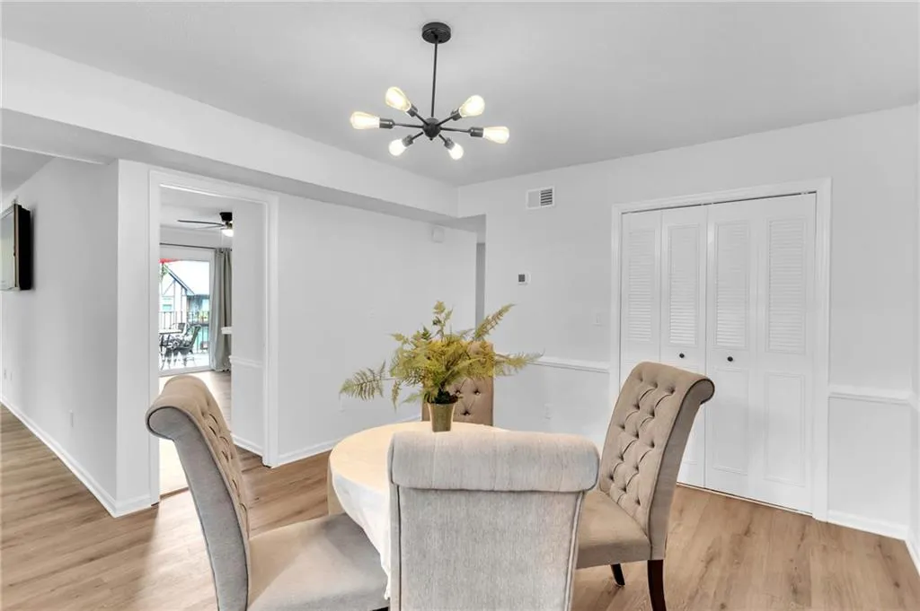 6851 Roswell Road Ne Unit Q17, Sandy Springs, Georgia 30328, 3 Bedrooms Bedrooms, ,2 BathroomsBathrooms,Residential,Sold,6851 Roswell Road Ne Unit Q17,7104980
