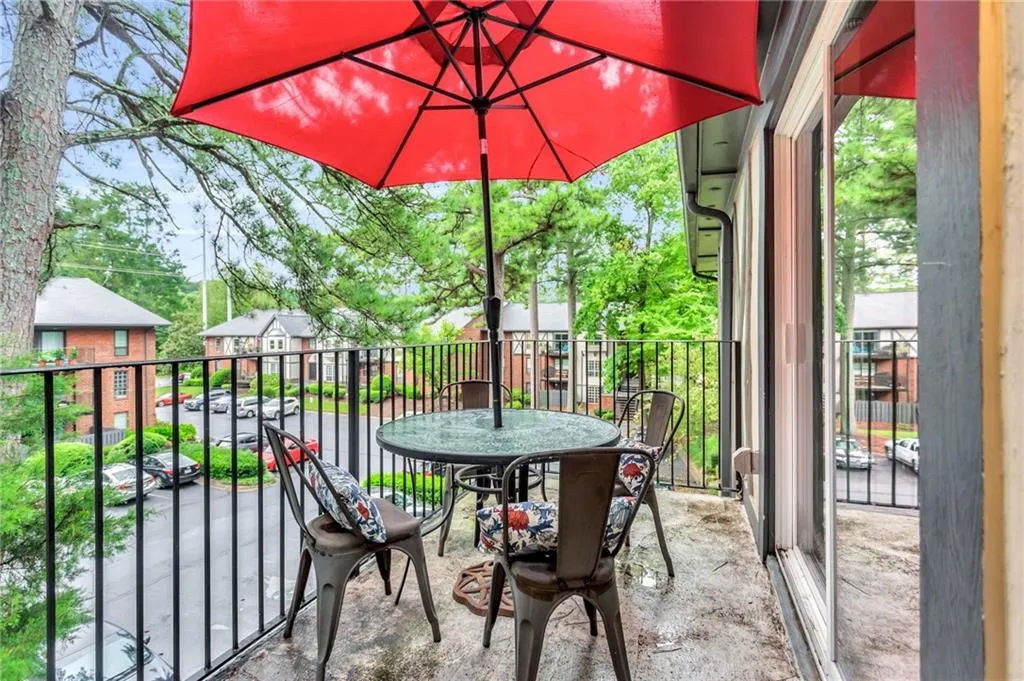 6851 Roswell Road Ne Unit Q17, Sandy Springs, Georgia 30328, 3 Bedrooms Bedrooms, ,2 BathroomsBathrooms,Residential,Sold,6851 Roswell Road Ne Unit Q17,7104980