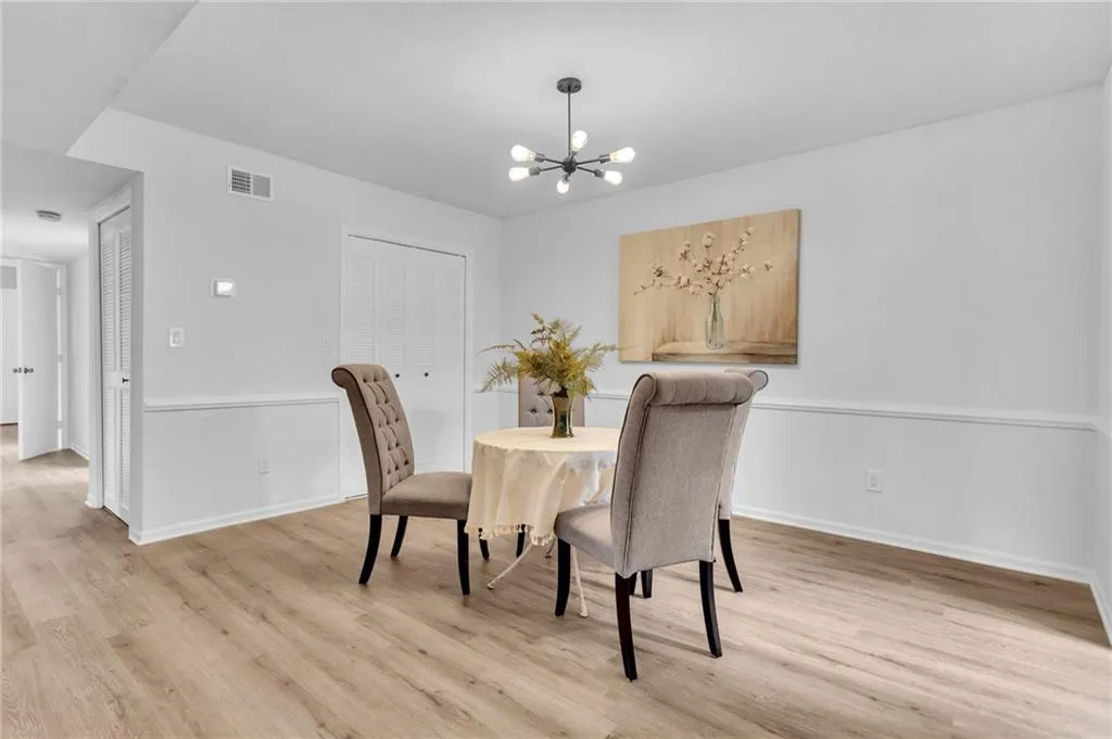 6851 Roswell Road Ne Unit Q17, Sandy Springs, Georgia 30328, 3 Bedrooms Bedrooms, ,2 BathroomsBathrooms,Residential,Sold,6851 Roswell Road Ne Unit Q17,7104980