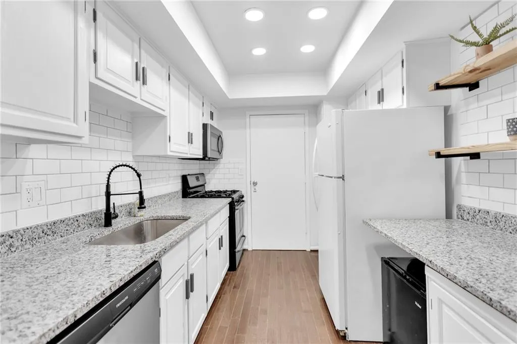 6851 Roswell Road Ne Unit Q17, Sandy Springs, Georgia 30328, 3 Bedrooms Bedrooms, ,2 BathroomsBathrooms,Residential,Sold,6851 Roswell Road Ne Unit Q17,7104980