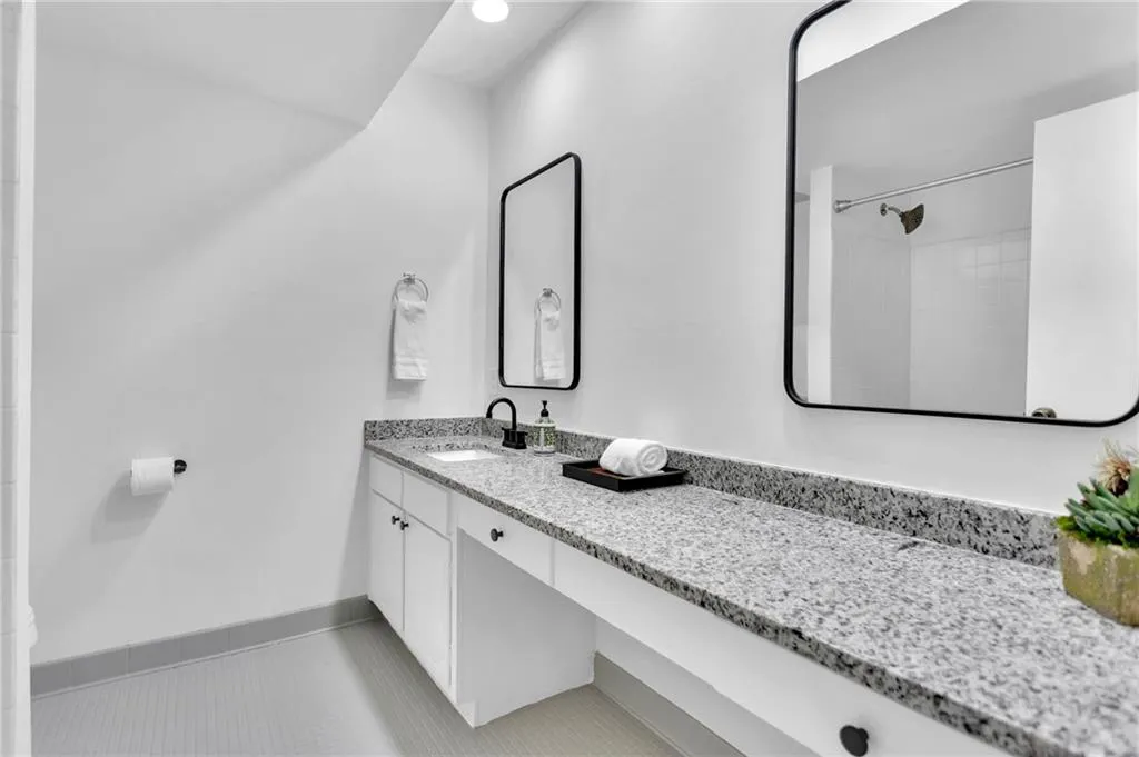 6851 Roswell Road Ne Unit Q17, Sandy Springs, Georgia 30328, 3 Bedrooms Bedrooms, ,2 BathroomsBathrooms,Residential,Sold,6851 Roswell Road Ne Unit Q17,7104980