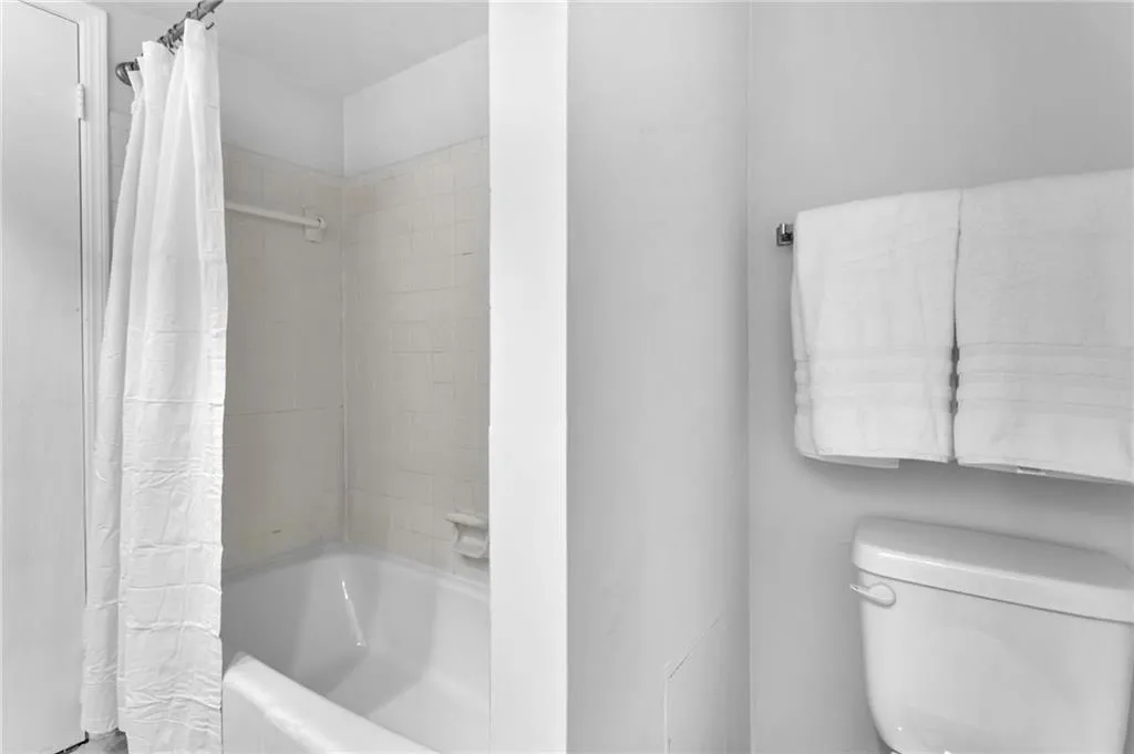 6851 Roswell Road Ne Unit Q17, Sandy Springs, Georgia 30328, 3 Bedrooms Bedrooms, ,2 BathroomsBathrooms,Residential,Sold,6851 Roswell Road Ne Unit Q17,7104980