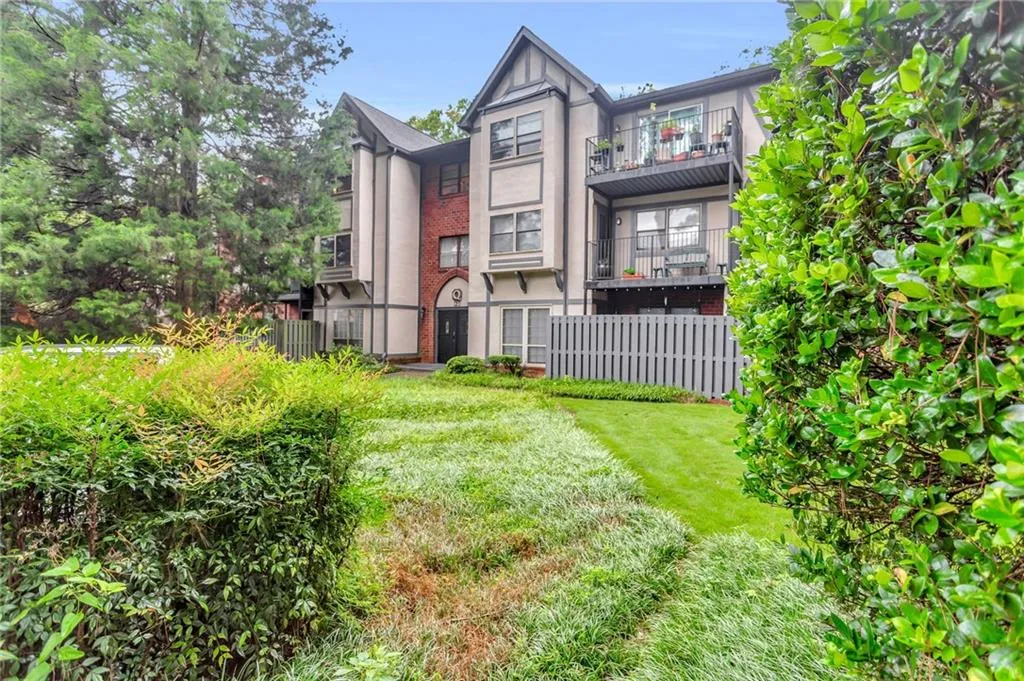 6851 Roswell Road Ne Unit Q17, Sandy Springs, Georgia 30328, 3 Bedrooms Bedrooms, ,2 BathroomsBathrooms,Residential,Sold,6851 Roswell Road Ne Unit Q17,7104980