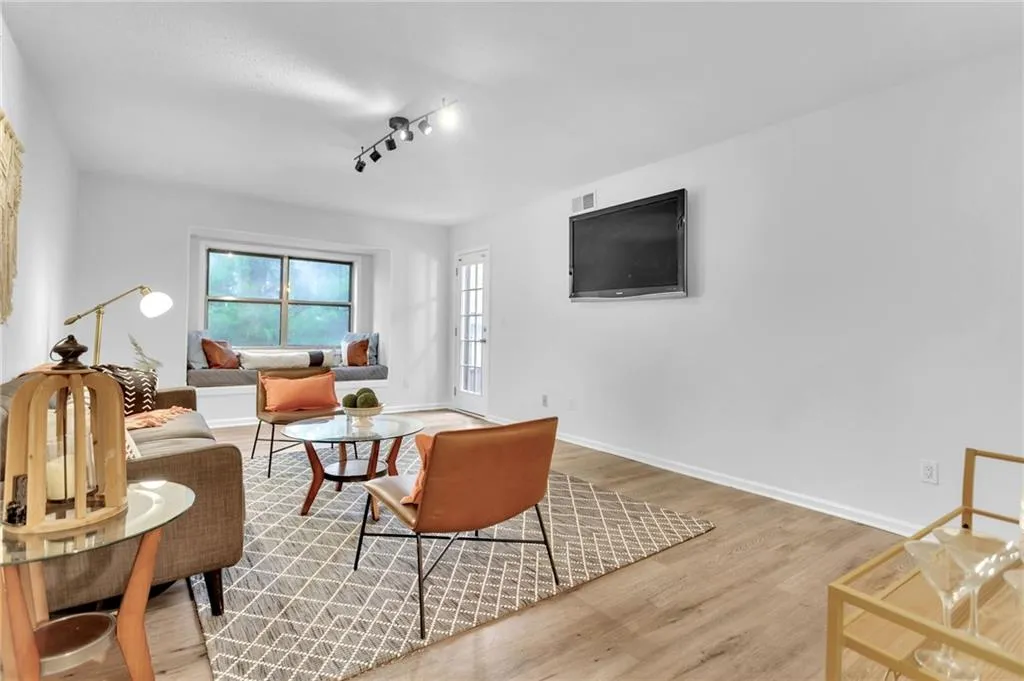 6851 Roswell Road Ne Unit Q17, Sandy Springs, Georgia 30328, 3 Bedrooms Bedrooms, ,2 BathroomsBathrooms,Residential,Sold,6851 Roswell Road Ne Unit Q17,7104980