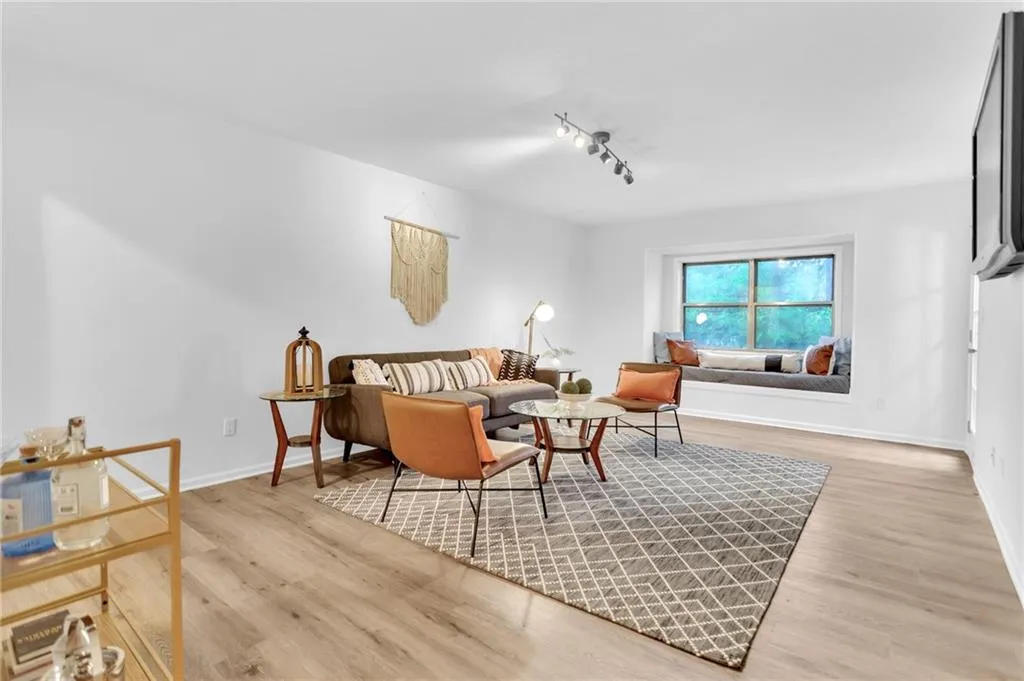 6851 Roswell Road Ne Unit Q17, Sandy Springs, Georgia 30328, 3 Bedrooms Bedrooms, ,2 BathroomsBathrooms,Residential,Sold,6851 Roswell Road Ne Unit Q17,7104980