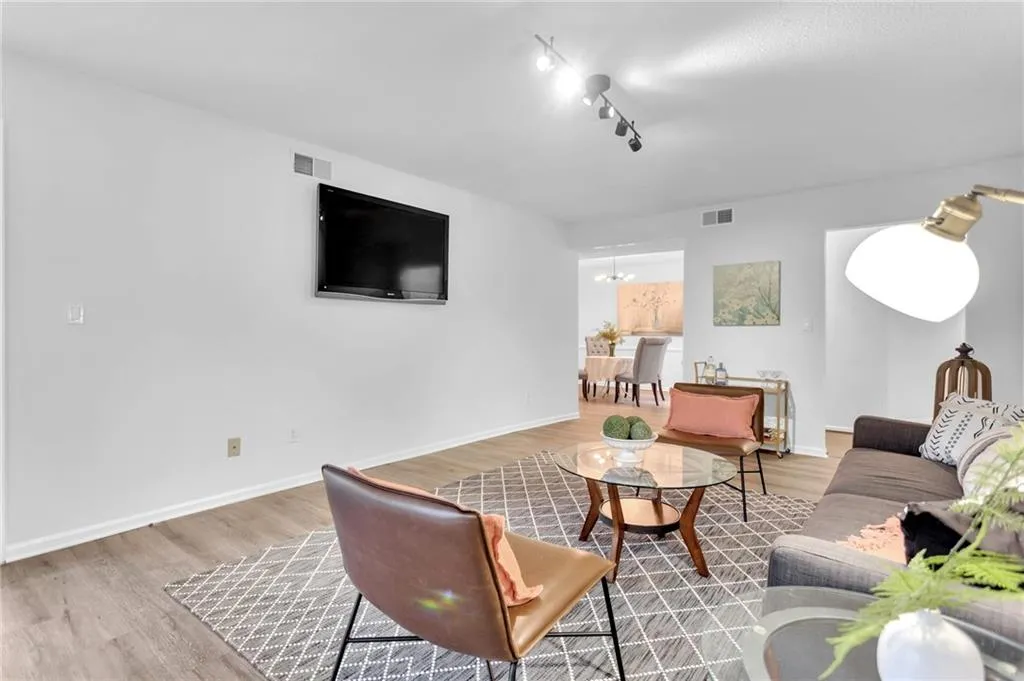 6851 Roswell Road Ne Unit Q17, Sandy Springs, Georgia 30328, 3 Bedrooms Bedrooms, ,2 BathroomsBathrooms,Residential,Sold,6851 Roswell Road Ne Unit Q17,7104980