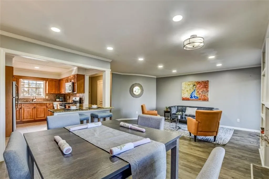 5400 Roswell Road Unit N11, Atlanta, Georgia 30342, 2 Bedrooms Bedrooms, ,2 BathroomsBathrooms,Residential,Sold,5400 Roswell Road Unit N11,6993515