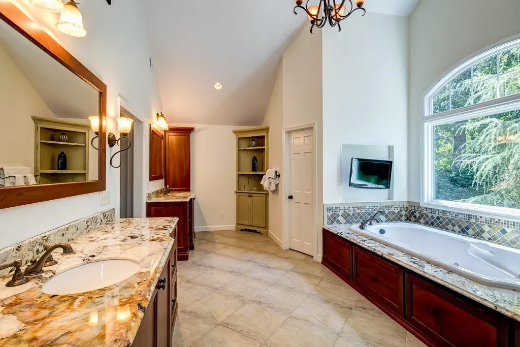 260 Skyridge Drive, Sandy Springs, Georgia 30350, 5 Bedrooms Bedrooms, ,3 BathroomsBathrooms,Residential,Sold,260 Skyridge Drive,5911864