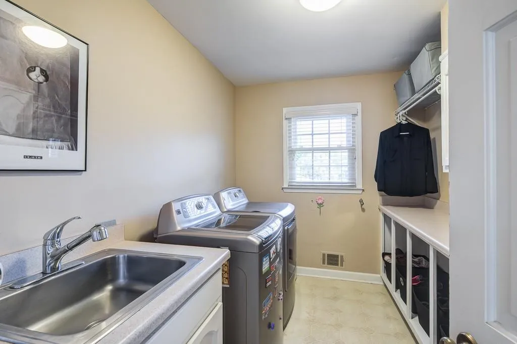 260 Skyridge Drive, Sandy Springs, Georgia 30350, 5 Bedrooms Bedrooms, ,3 BathroomsBathrooms,Residential,Sold,260 Skyridge Drive,5911864