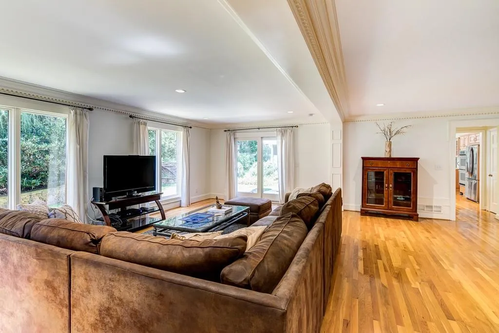 260 Skyridge Drive, Sandy Springs, Georgia 30350, 5 Bedrooms Bedrooms, ,3 BathroomsBathrooms,Residential,Sold,260 Skyridge Drive,5911864