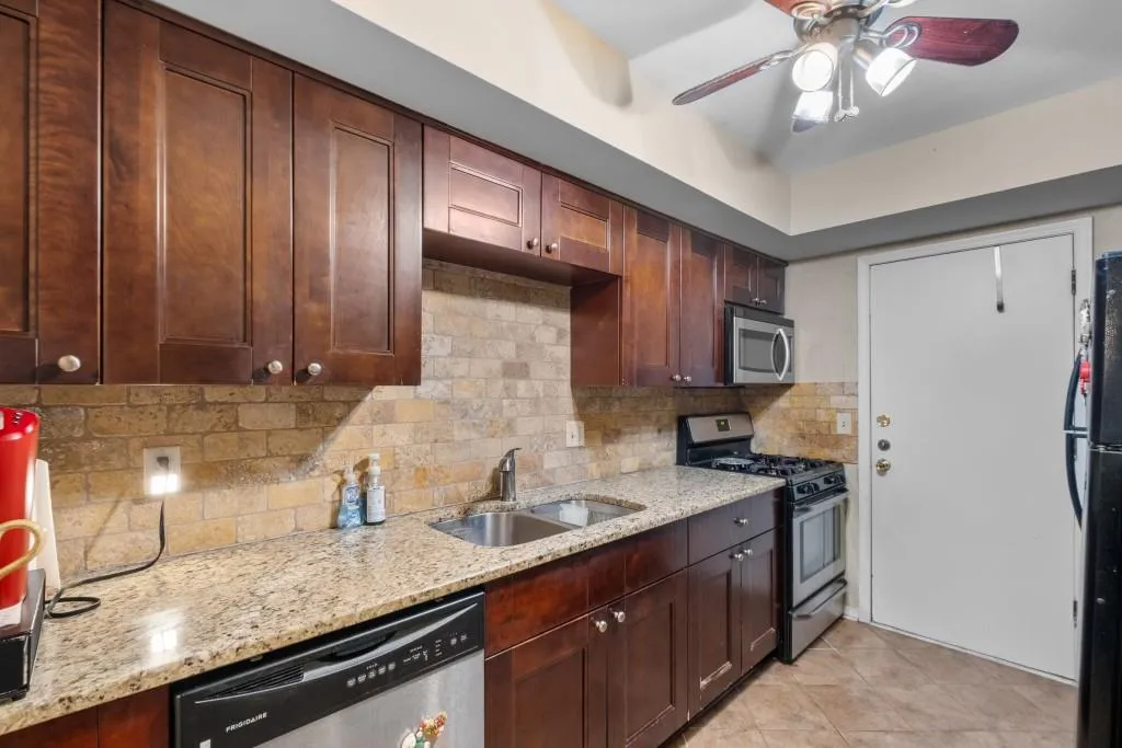 6851 Roswell Road Unit B15, Sandy Springs, Georgia 30328, 3 Bedrooms Bedrooms, ,2 BathroomsBathrooms,Residential,For Sale,6851 Roswell Road Unit B15,7567530