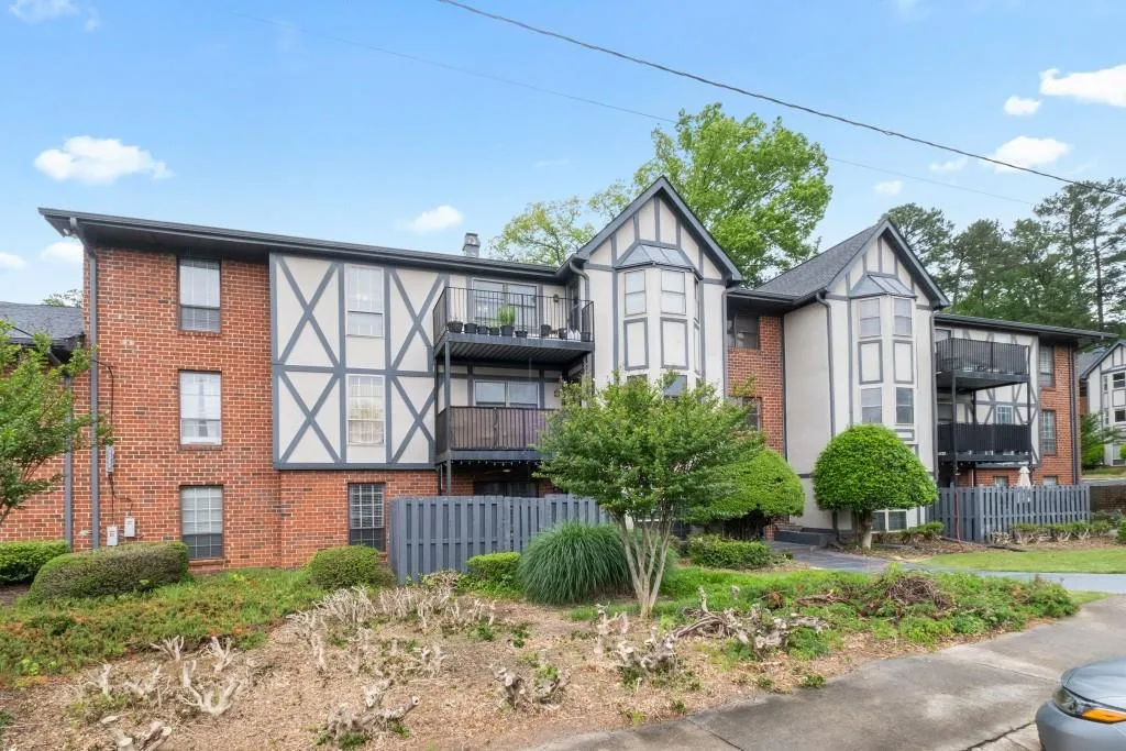 6851 Roswell Road Unit B15, Sandy Springs, Georgia 30328, 3 Bedrooms Bedrooms, ,2 BathroomsBathrooms,Residential,For Sale,6851 Roswell Road Unit B15,7567530
