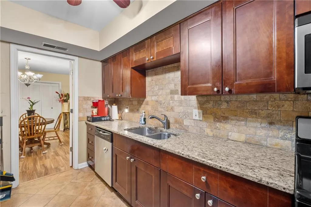 6851 Roswell Road Unit B15, Sandy Springs, Georgia 30328, 3 Bedrooms Bedrooms, ,2 BathroomsBathrooms,Residential,For Sale,6851 Roswell Road Unit B15,7567530