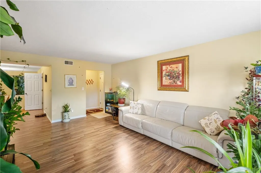 6851 Roswell Road Unit B15, Sandy Springs, Georgia 30328, 3 Bedrooms Bedrooms, ,2 BathroomsBathrooms,Residential,For Sale,6851 Roswell Road Unit B15,7567530