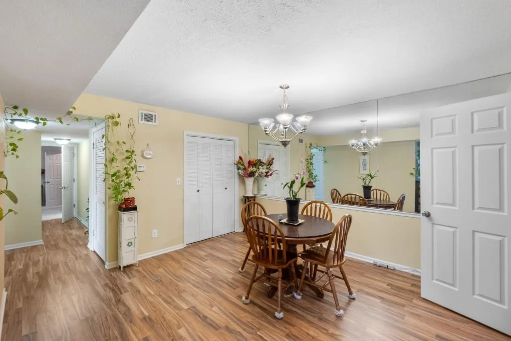 6851 Roswell Road Unit B15, Sandy Springs, Georgia 30328, 3 Bedrooms Bedrooms, ,2 BathroomsBathrooms,Residential,For Sale,6851 Roswell Road Unit B15,7567530