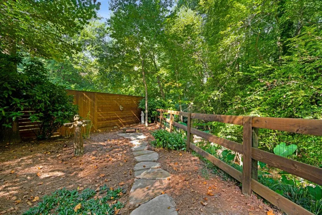 395 W Spalding Drive, Atlanta, Georgia 30328, 3 Bedrooms Bedrooms, ,2 BathroomsBathrooms,Residential,Sold,395 W Spalding Drive,7446302