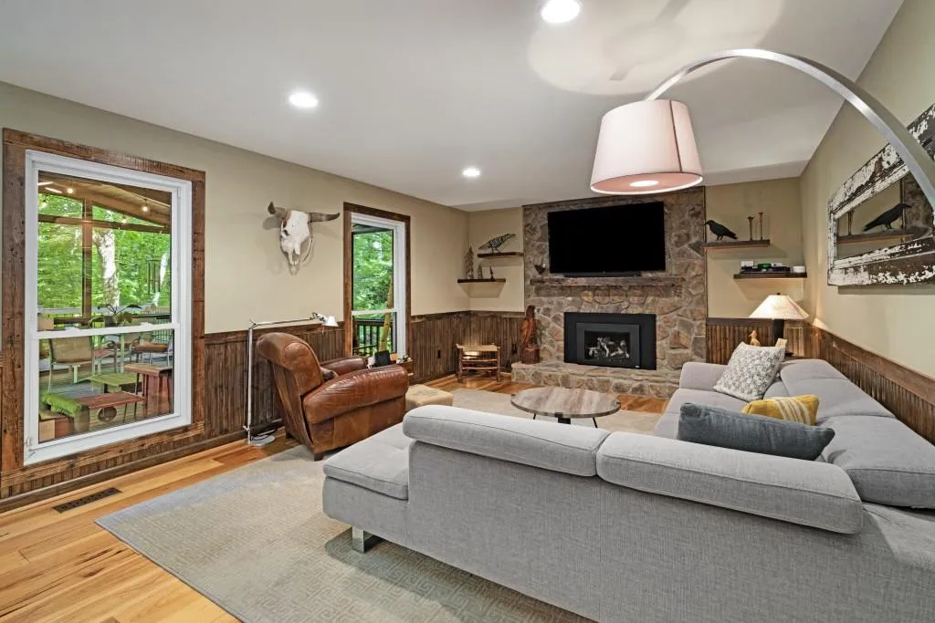 395 W Spalding Drive, Atlanta, Georgia 30328, 3 Bedrooms Bedrooms, ,2 BathroomsBathrooms,Residential,Sold,395 W Spalding Drive,7446302