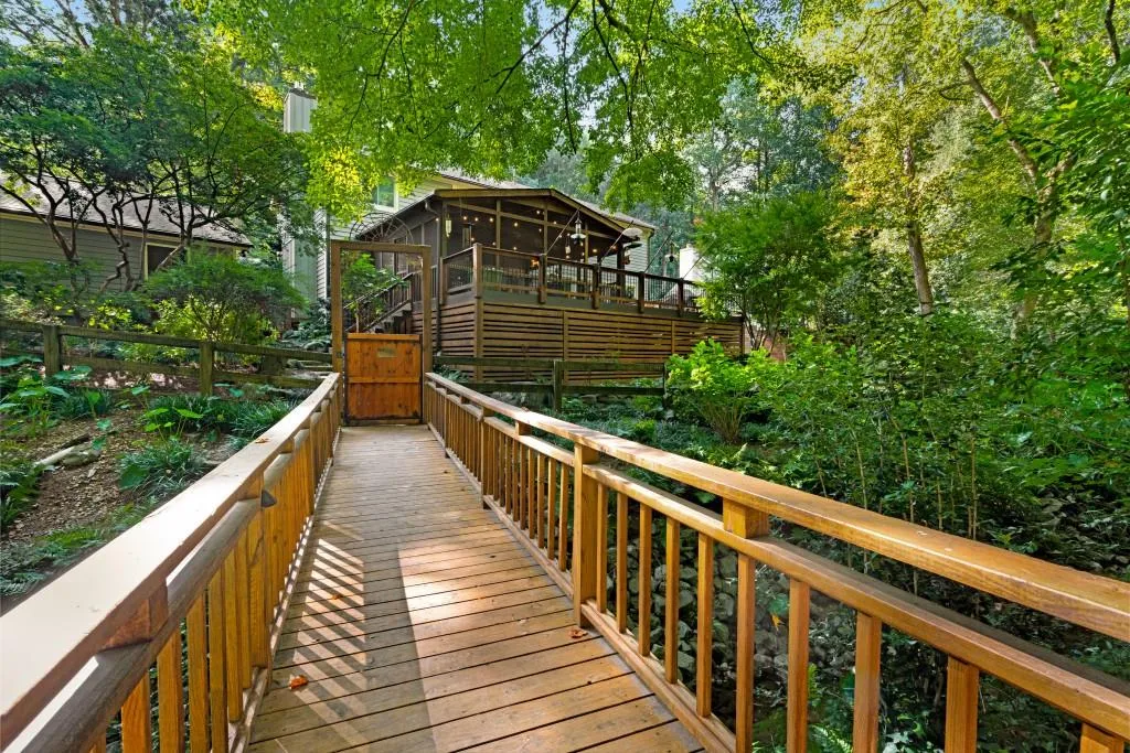 395 W Spalding Drive, Atlanta, Georgia 30328, 3 Bedrooms Bedrooms, ,2 BathroomsBathrooms,Residential,Sold,395 W Spalding Drive,7446302