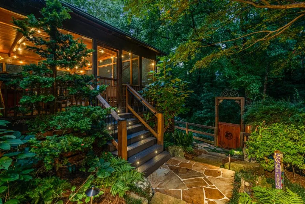 395 W Spalding Drive, Atlanta, Georgia 30328, 3 Bedrooms Bedrooms, ,2 BathroomsBathrooms,Residential,Sold,395 W Spalding Drive,7446302