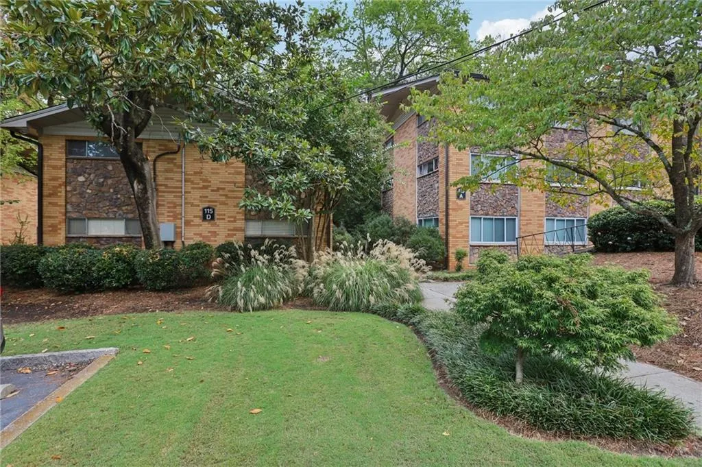 View of grassy yard