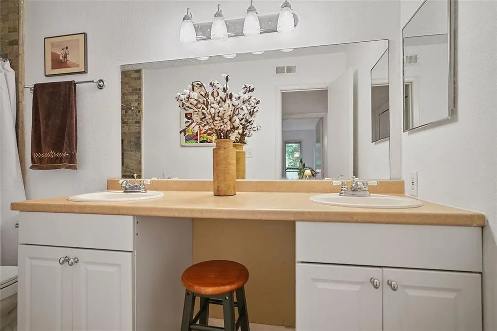 5141 Roswell Road Unit 2, Sandy Springs, Georgia 30342, 2 Bedrooms Bedrooms, ,1 BathroomBathrooms,Residential,Sold,5141 Roswell Road Unit 2,6936056