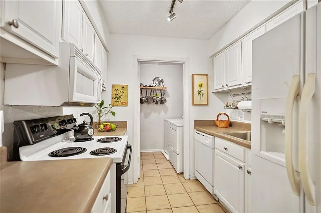 5141 Roswell Road Unit 2, Sandy Springs, Georgia 30342, 2 Bedrooms Bedrooms, ,1 BathroomBathrooms,Residential,Sold,5141 Roswell Road Unit 2,6936056