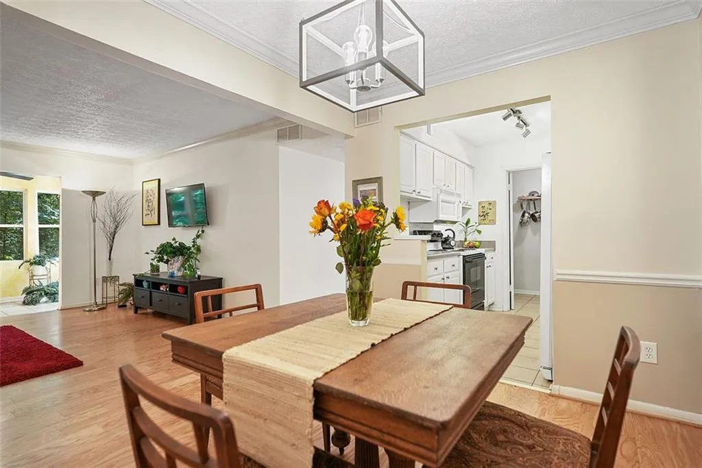 5141 Roswell Road Unit 2, Sandy Springs, Georgia 30342, 2 Bedrooms Bedrooms, ,1 BathroomBathrooms,Residential,Sold,5141 Roswell Road Unit 2,6936056