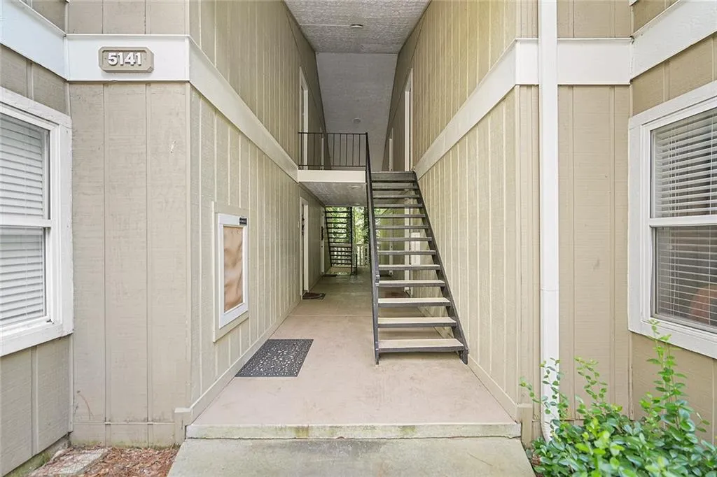 5141 Roswell Road Unit 2, Sandy Springs, Georgia 30342, 2 Bedrooms Bedrooms, ,1 BathroomBathrooms,Residential,Sold,5141 Roswell Road Unit 2,6936056